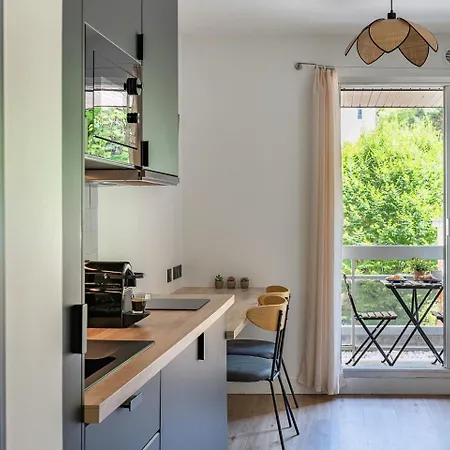 Apartment Renove Avec Balcon Pres Des Champs-elysees Paris