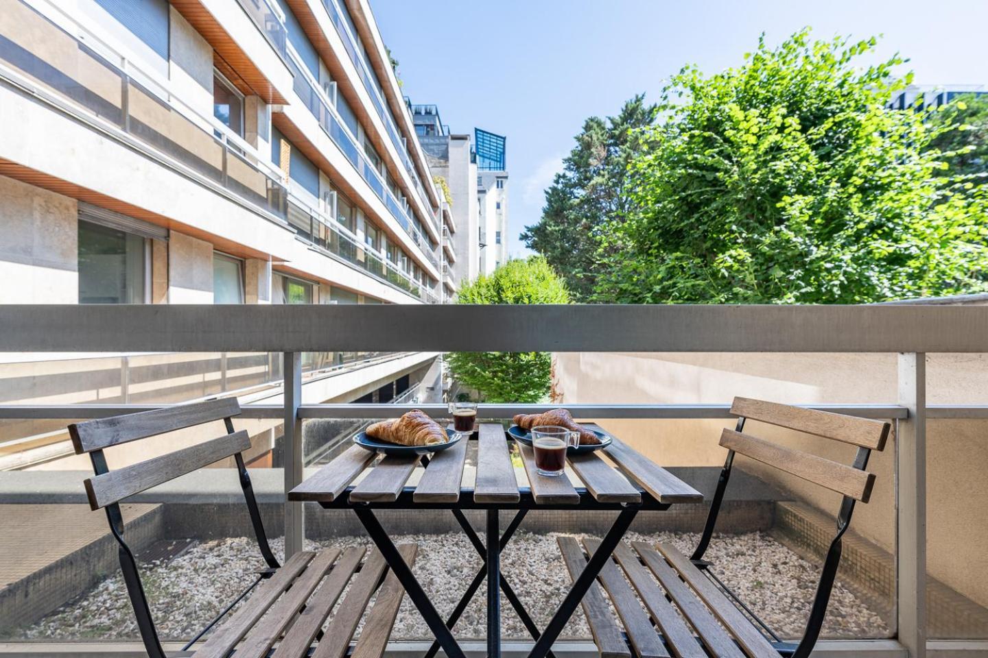 Renove Avec Balcon Pres Des Champs-elysees Parigi